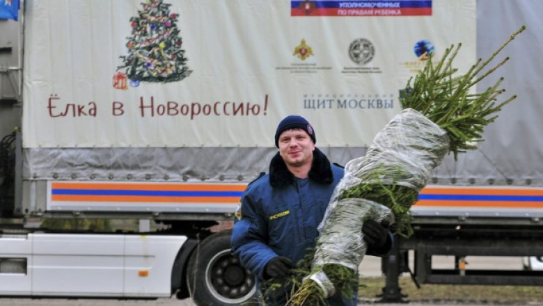 Al zecelea convoi umanitar spre Donbas. Rusia a trimis, printre altele, camioane cu brazi de Craciun Imagine