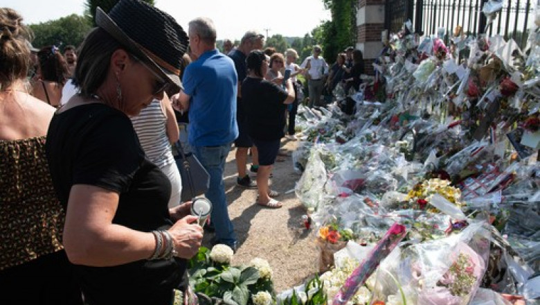 Alain Delon a fost inmormantat ”ca un mare nas din Sicilia”, spune o participanta la ceremonie. Telefoanele mobile au fost luate Imagine