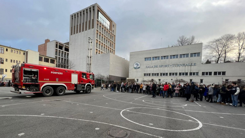 Alarma falsa de incendiu intr-un liceu din Cluj-Napoca. 1.600 de elevi si profesori au fost scosi de la ore Imagine
