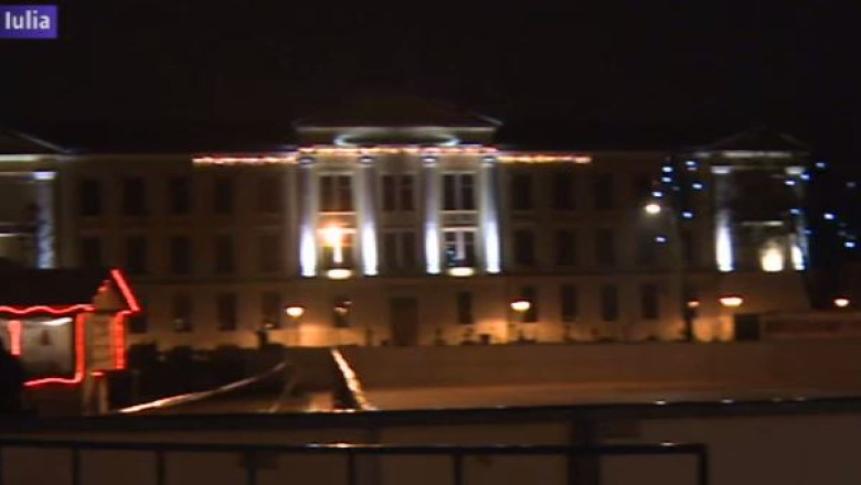 Alba Iulia a intrat in febra sarbatorilor. Iluminatul festiv a fost aprins in Piata Cetatii Alba Carolina Imagine