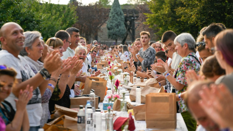 Alba Iulia intra in Cartea Recordurilor cu cea mai lunga masa din materiale reciclabile din lume. Peste 10.000 de participanti Imagine