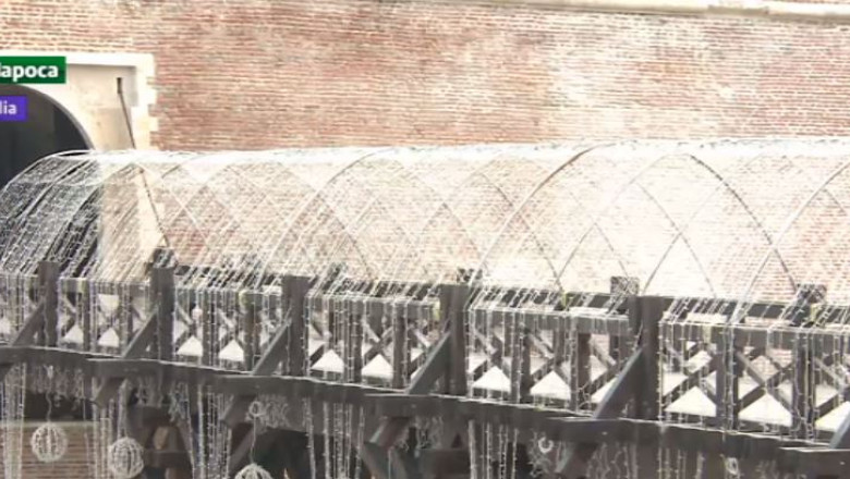 Alba Iulia se pregateste de sarbatoare. Mii de stelute, globuri si ghirlande sunt montate in orasul Marii Uniri Imagine