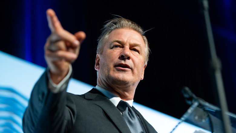 Alec Baldwin ar putea fi pus din nou sub acuzare in cazul uciderii regizoarei Halyna Hutchins Imagine