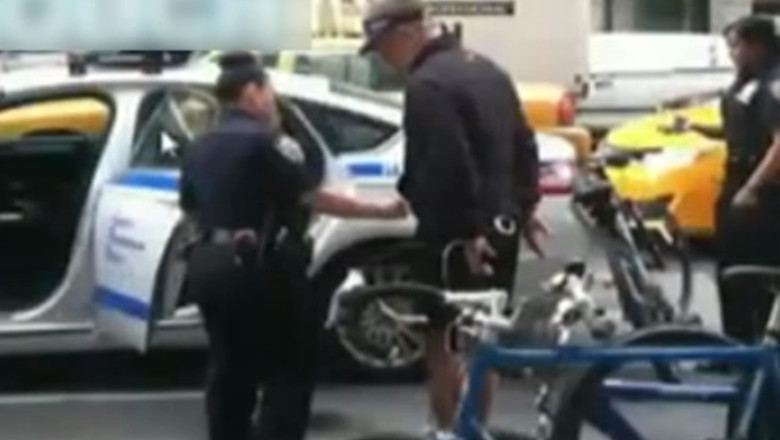 Alec Baldwin, retinut de politie pentru ca mergea cu bicicleta pe contrasens Imagine