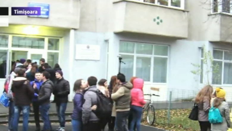 ALEGERI MOLDOVA. Aglomeratie la sectia de votare din Timisoara Imagine