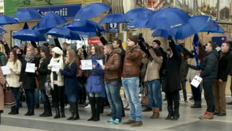 ALEGERI MOLDOVA. La vot, cu trenul. Sute de moldoveni din Romania au calatorit sute de kilometri pentru a ajunge la sectiile de votare Imagine