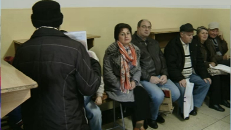 ALEGERI PREZIDENTIALE 2014. Aglomeratie la buletine. Sute de oameni si-au schimbat cartile de identitate pentru a putea vota Imagine