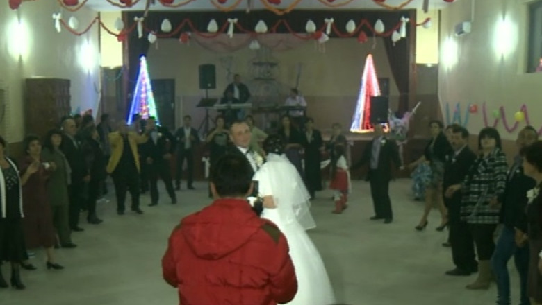 ALEGERI PREZIDENtIALE 2014. Camin cultural impartit in doua: jumatate salon de nunta, jumatate sectie de votare Imagine