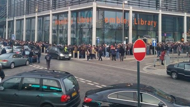 ALEGERI PREZIDENTIALE 2014. Coada de la sectia de votare de la Wembley a inconjurat cladirea Imagine