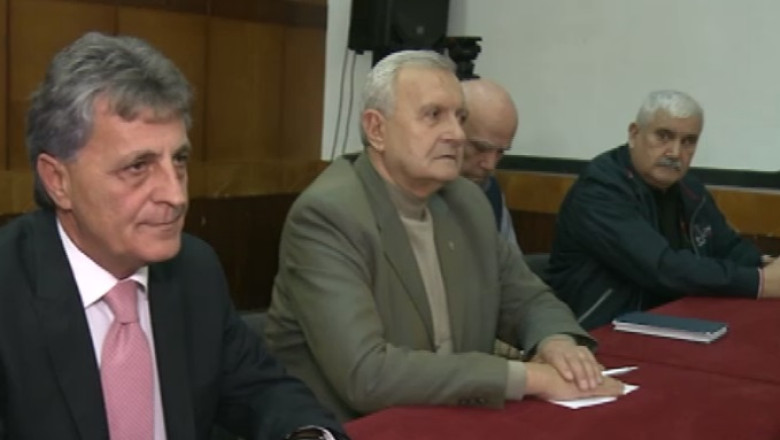 ALEGERI PREZIDENTIALE 2014. Promisiuni si calendare cu fotografia lui Victor Ponta la intalnirea ministrului Apararii cu rezervistii Imagine