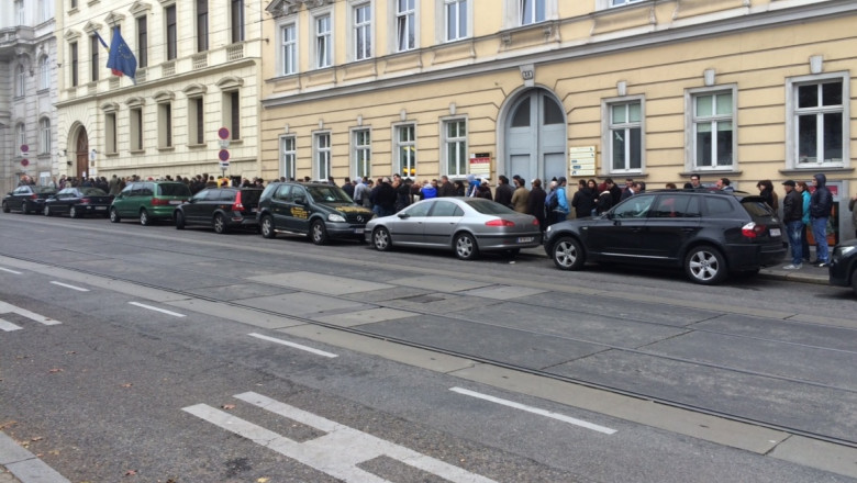 ALEGERI PREZIDENTIALE 2014. Romanii din strainatate stau la cozi de sute de metri ca sa voteze - FOTO Imagine