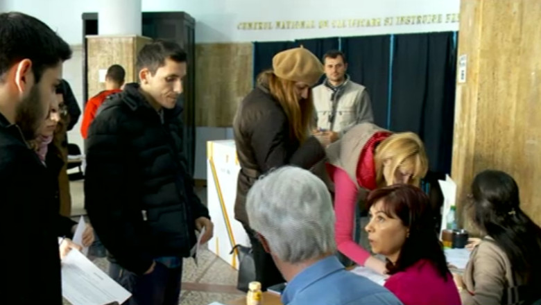 ALEGERI PREZIDENTIALE 2014. Vot intre doua drumuri. Romanii au putut vota la gara si in aeroport Imagine