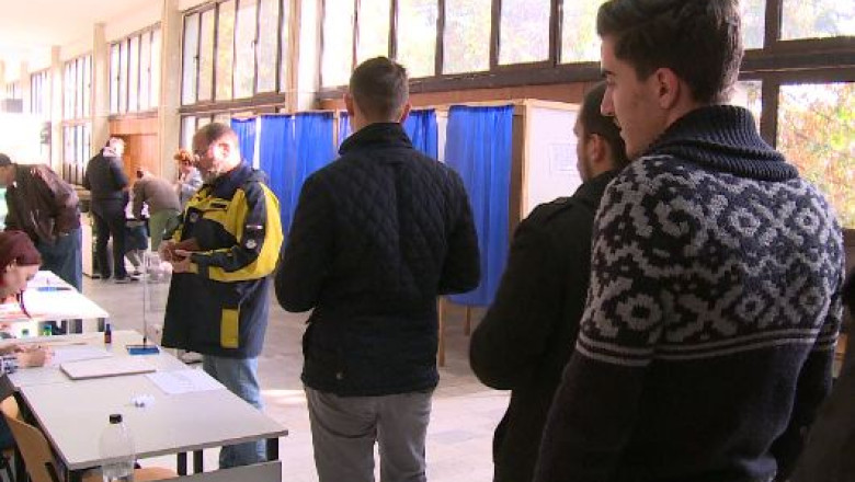 Alegeri prezidentiale. Studentii din Cluj s-au inghesuit la vot Imagine