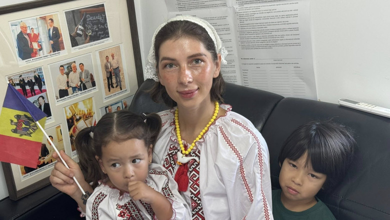 Alegeri Republica Moldova 2025. O moldoveanca a mers 1.400 de kilometri, impreuna cu doi copii, pentru a vota la Beijing Imagine