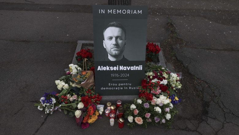 Aleksei Navalnii este comemorat la Bucuresti. Oamenii au aprins lumanari si au adus flori in fata ambasadei Rusiei Imagine