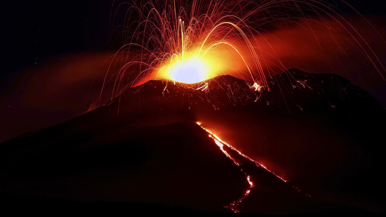 Alerta aeriana in sudul Italiei, dupa ce vulcanul Etna a erupt din nou Imagine
