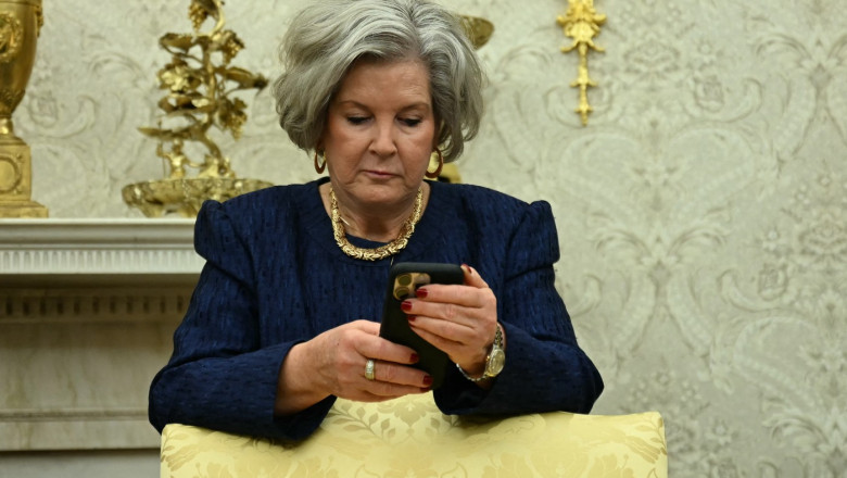 Alerta de securitate in echipa lui Trump. FBI investigheaza compromiterea telefonului sefei de personal de la Casa Aba Imagine