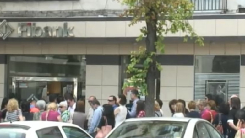Alerta in bancile din Bulgaria. Sute de oameni si-au scos banii in urma unor zvonuri de faliment Imagine