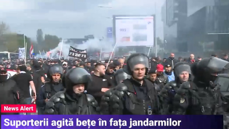 Alerta in Bucuresti, inaintea meciului Steaua-Dinamo. Suporterii s-au batut cu bate si au aruncat cu petarde. Au intervenit jandarmii Imagine