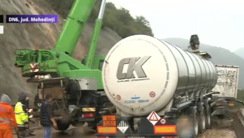 ALERTA IN MEHEDINTI din cauza inundatiilor. O cisterna plina cu bitum s-ar putea rasturna in Dunare  Imagine