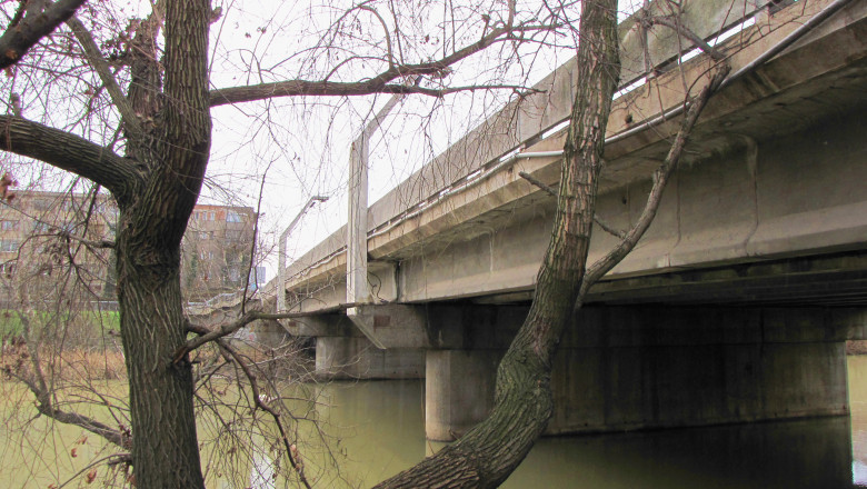 Alerta in Oradea! Un barbat ameninta ca se arunca de pe podul Decebal Imagine