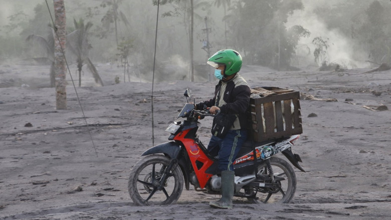 Alerta maxima dupa eruptia vulcanului Semeru. Mii de oameni evacuati, accesul a fost interzis pe o raza de 8 km in jurul craterului Imagine