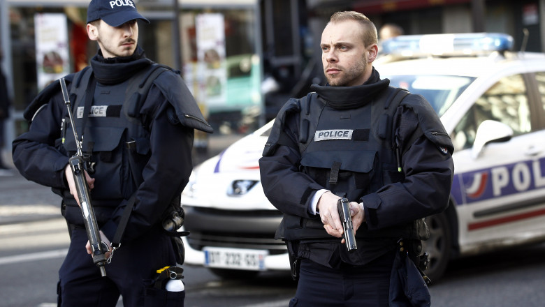 Alerta terorista la Paris. O femeie care ameninta ca se arunca in aer a fost impuscata de politisti Imagine
