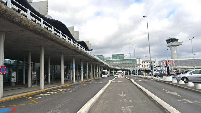 Alerte cu bomba in patru aeroporturi din Franta Imagine