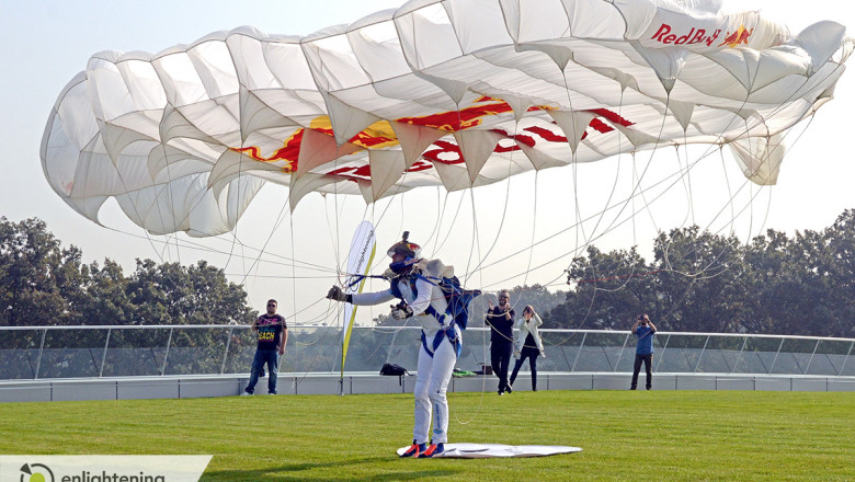 Alexandru Nicolau, campion mondial la parasutism, a anuntat sosirea lui Felix Baumgartner in Romania printr-un salt inedit la punct fix Imagine