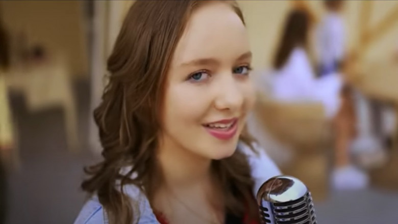 Alexia, adolescenta careia medicii i-au reatasat bratele, a lansat primul videoclip. "Gandul", peste 20.000 de vizualizari in 4 zile Imagine