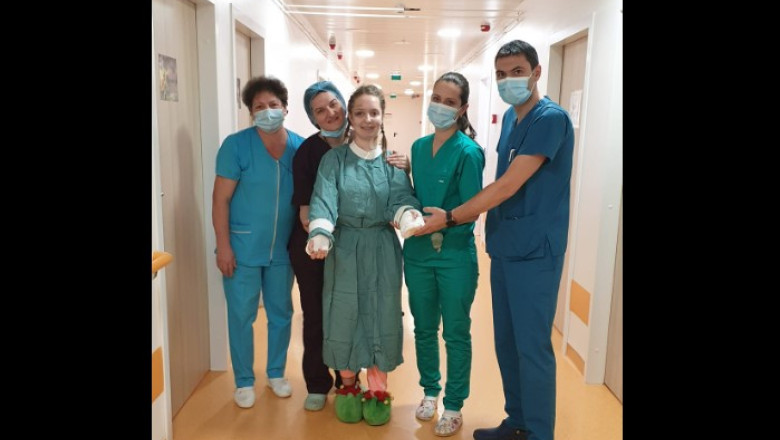 Alexia, fata careia medicii i-au replantat bratele dupa accidentul din Pascani, va fi externata azi. Cand isi va putea folosi mainile Imagine