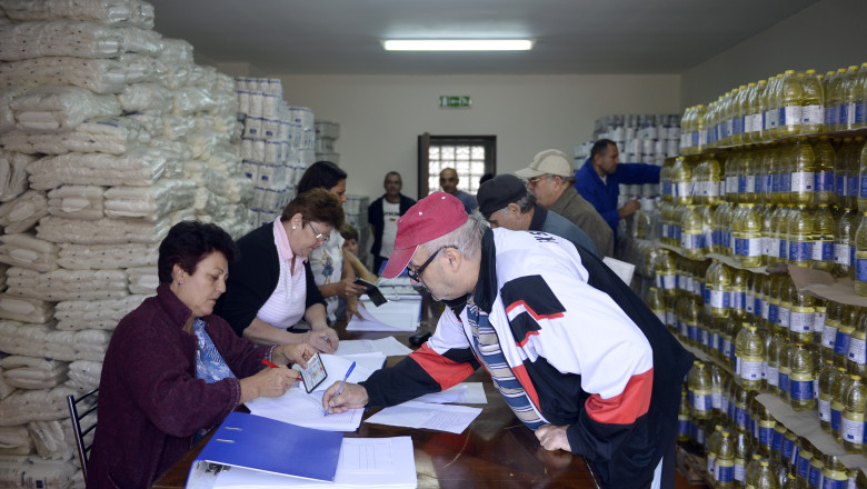 Alimente europene, uitate in depozit. Autoritatile vor sa ofere portii duble, pentru ca hrana sa nu expire Imagine