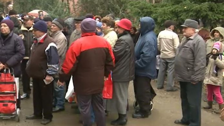 Alimente gratuite, transport contracost. Unii beneficiari ai ajutoarelor de la UE au carat pachetele cu taxiul Imagine