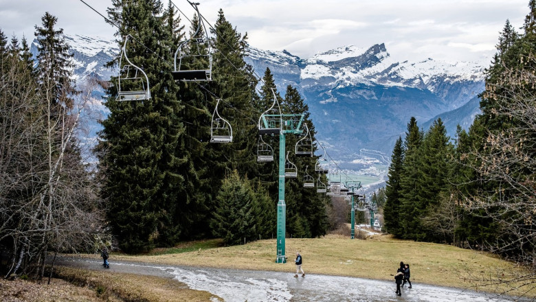 Alpii au ramas fara zapada. Peisaj de iarna cu iarba verde Imagine