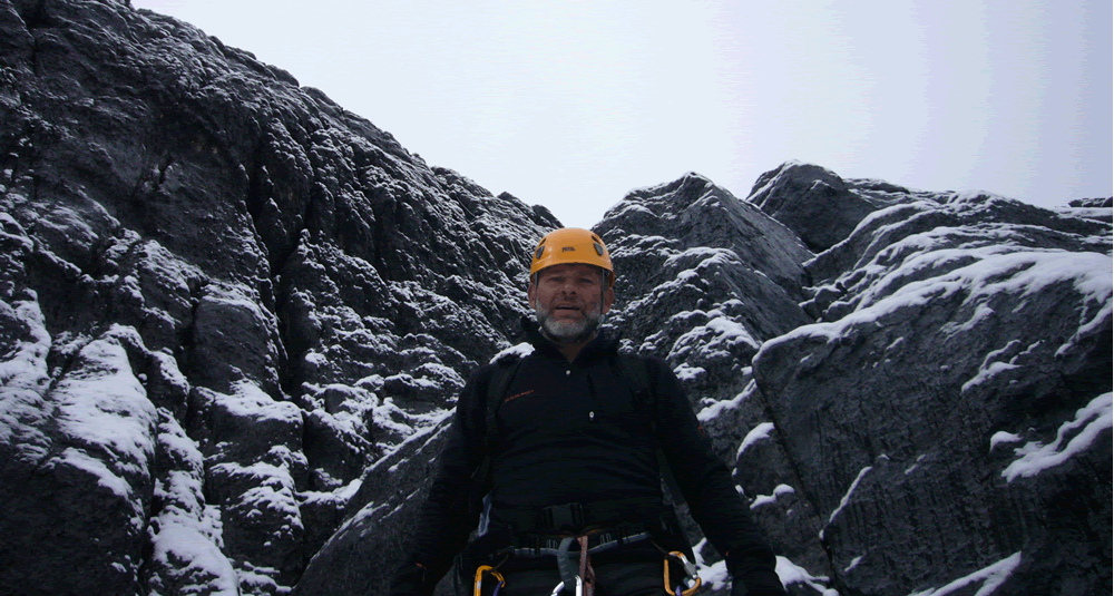 Alpinist: „Cinci oameni care au murit intr-o avalansa din Bucegi puteau fi gasiti cu un aparat care costa 300 de euro, dar nu poate fi cumparat” Imagine