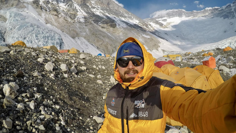 Alpinistul roman Adrian Ahritculesei a cucerit varful Everest Imagine