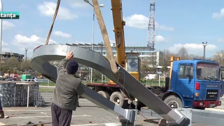 Altar in aer liber. In Portul Turistic Mangalia se amplaseaza o scena, special pentru ceremonie Imagine