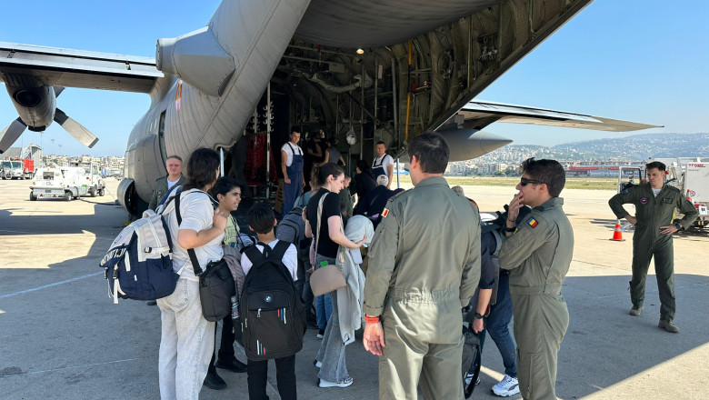 Alti peste 70 de romani au fost adusi din Liban in tara, cu o aeronava a MApN Imagine