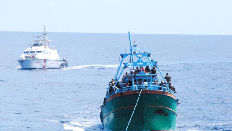 Alti sirieni salvati de militarii romani. Migrantii se aflau pe un pescador, in apele Italiei Imagine