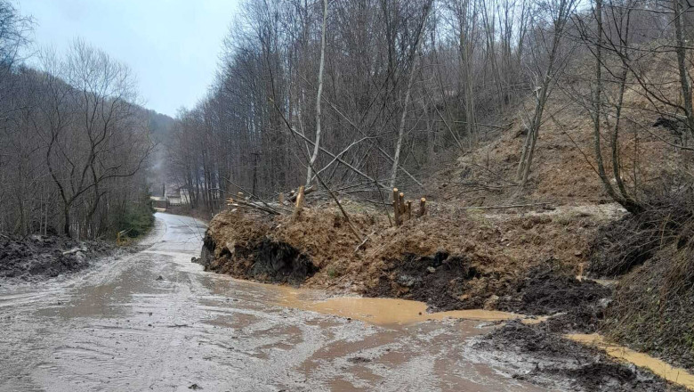Alunecare de teren in Cluj. Vremea rea a mobilizat pompierii in sapte judete, iar ANM anunta un nou cod galben de vant puternic Imagine