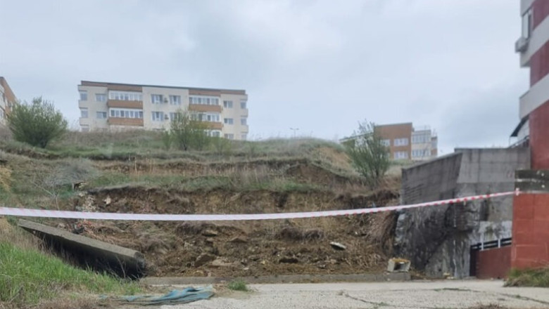 Alunecare de teren in zona unui complex rezidential din Iasi. Un zid de sprijin al unei parcari s-a prabusit Imagine