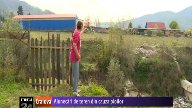 Alunecari de teren din cauza ploilor in comuna Daesti, judetul Valcea   Imagine