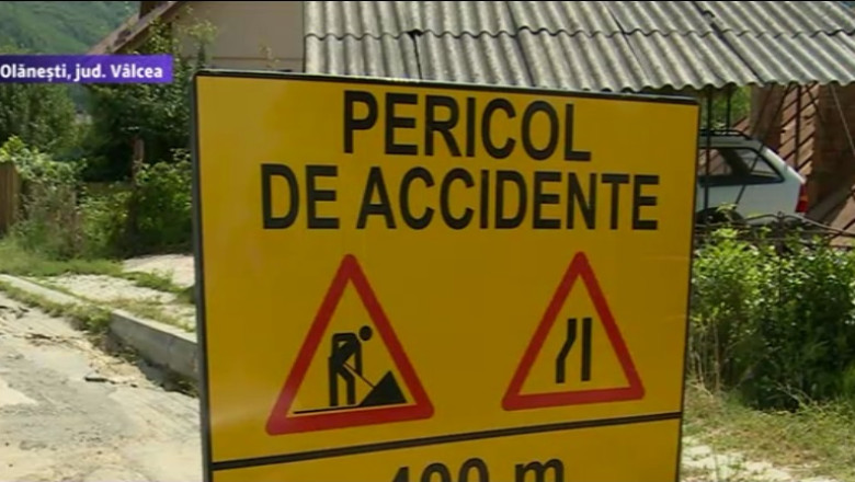 Alunecari de teren in Baile Olanesti. Un deal intreg a luat-o la vale purtat de ape Imagine