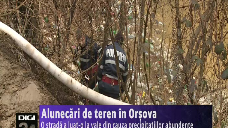 Alunecari de teren in Orsova. O strada a luat-o la vale din cauza precipitatiilor abundente Imagine