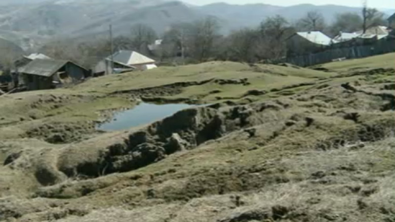 Alunecari de teren in Vrancea: Autoritatile spun ca doar Guvernul poate actiona Imagine