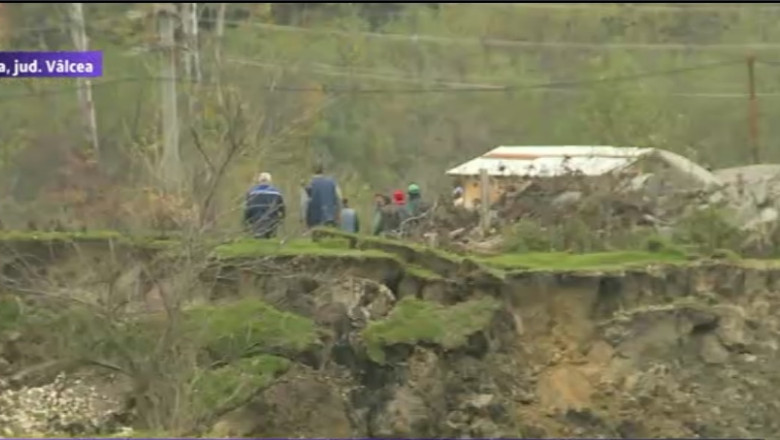 Alunecarile de teren ameninta sa stearga de pe harta un sat din Valcea Imagine