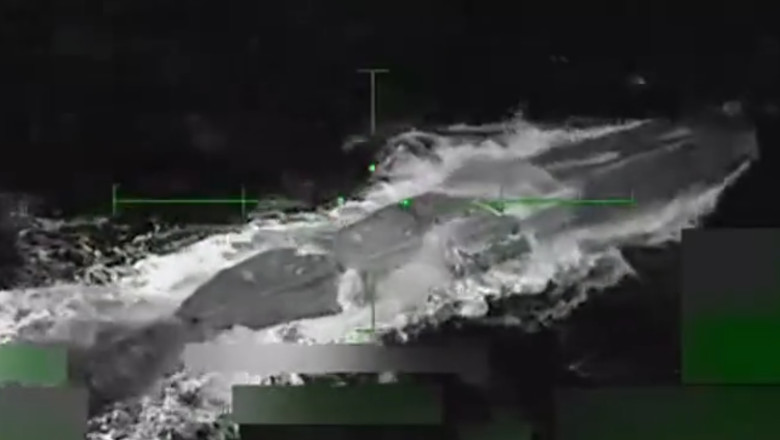 „Am avut marea onoare.” Donald Trump publica imagini cu distrugerea unui „submarin foarte mare care transporta droguri” spre SUA Imagine