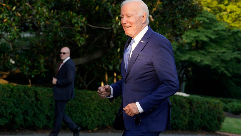 „Am fost subminat”. Presedintele Joe Biden glumeste pe seama cazaturii sale. Reactia surprinzatoare a lui Donald Trump Imagine