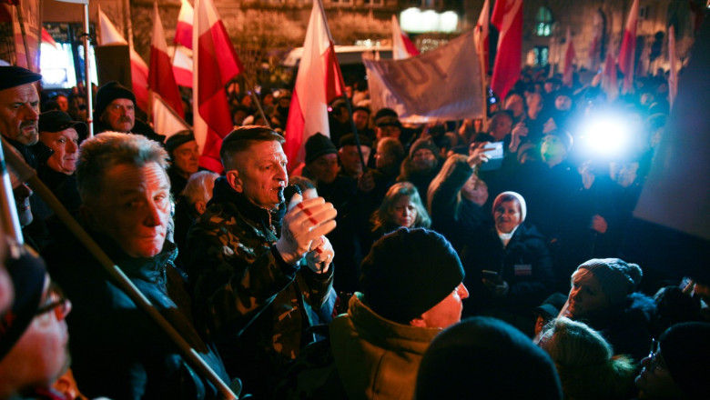 „Am supravietuit rusilor, vom supravietui lui Tusk”. Zeci de mii de oameni au protestat in Polonia fata de masurile noului guvern Imagine