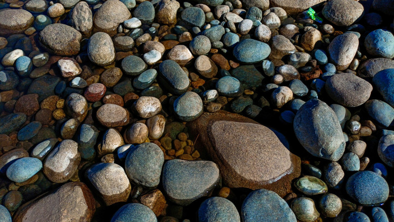„Am vrut sa ne plimbam pe malul apei si apa nu mai era acolo”. Cel mai mare lac din Italia a scazut pana la un nivel record Imagine